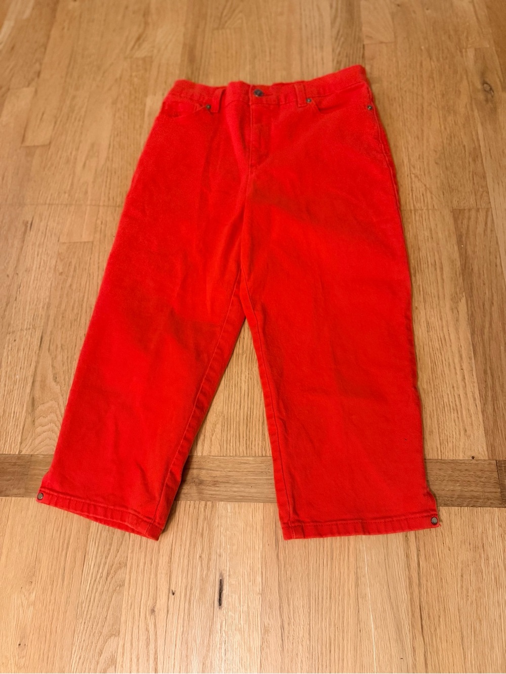 Ladies Size 8 "Gloria Vanderbilt" Bright Red Capri Pants GUC